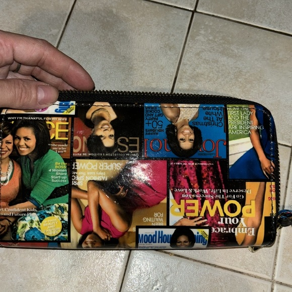 Glossy wallet purse to match in closet - Picture 6 of 8